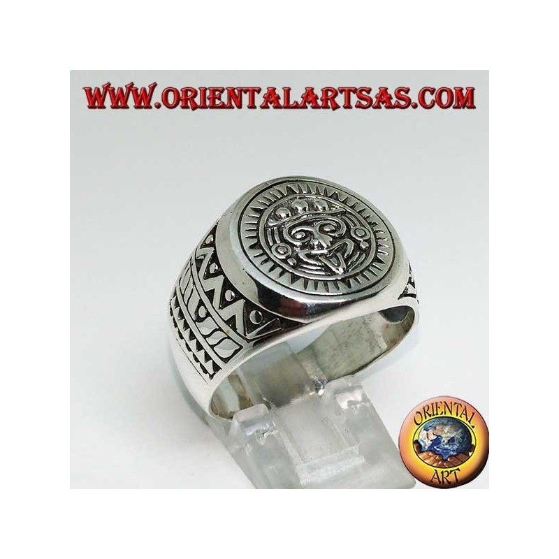 Anillo de plata que representa la piedra del sol (monolito azteca)