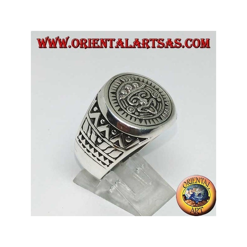 Anillo de plata que representa la piedra del sol (monolito azteca)
