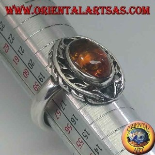 Anello in argento con ambra ovale contornata da foglie d'alloro