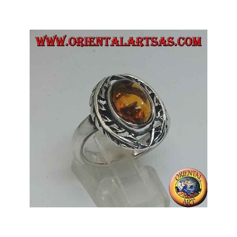 Anello in argento con ambra ovale contornata da foglie d'alloro