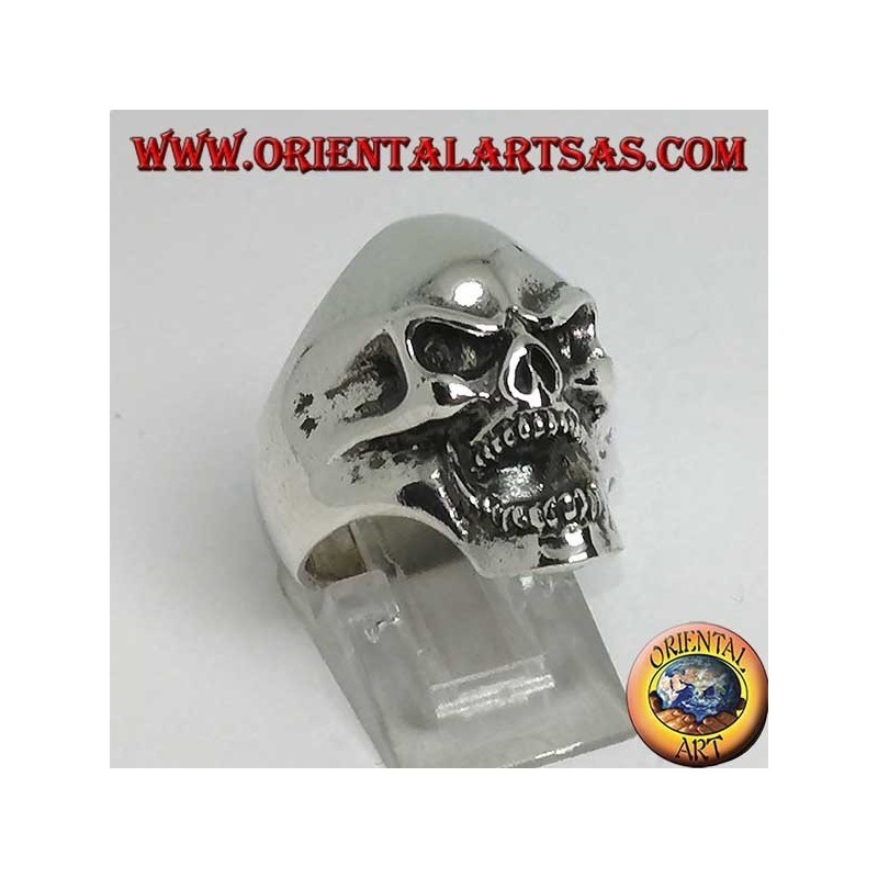 Anillo de plata con calavera agresiva