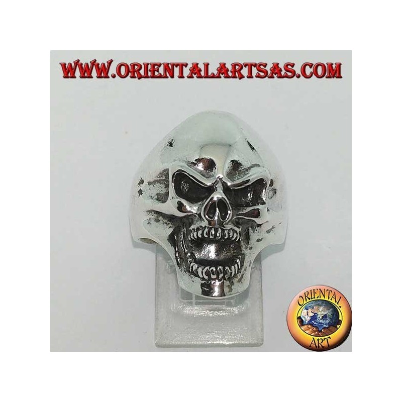 Anillo de plata con calavera agresiva