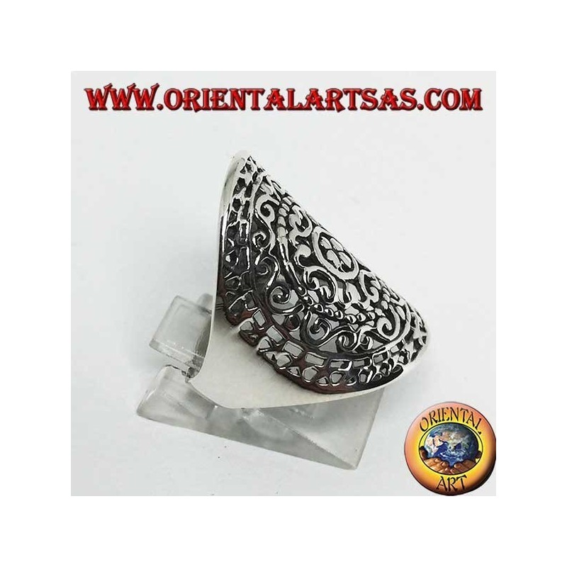 Anillo ovalado de plata calado con decoraciones barrocas