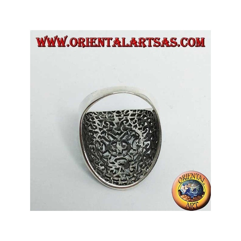 Anello in argento ovale traforato con decorazioni barocche