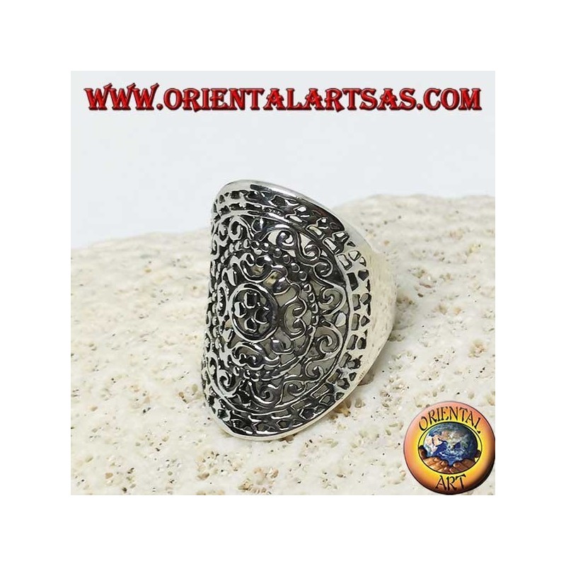 Openwork oval silver ring with baroque decorations
