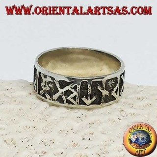 Anillo de plata de 8 mm de ancho. con runas celtas de bajo relieve