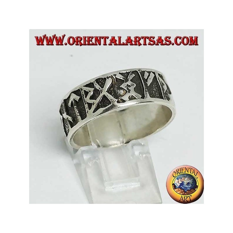 Anello in argento a fascia larga da 8 mm. con rune celtiche a bassorilievo