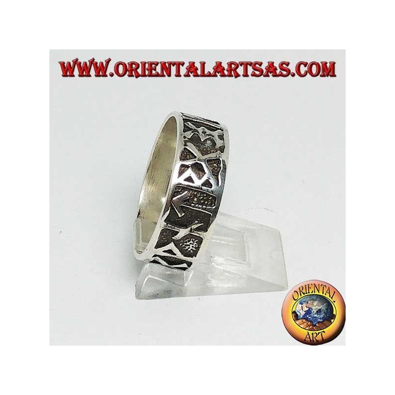 Anillo de plata de 8 mm de ancho. con runas celtas de bajo relieve