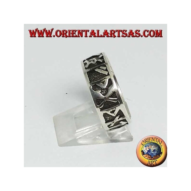 Anello in argento a fascia larga da 8 mm. con rune celtiche a bassorilievo
