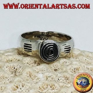 Anello in argento con spirale centrale fatta a mano