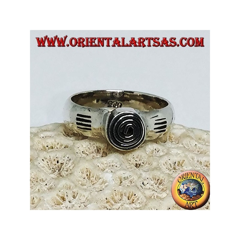 Anillo de plata con espiral central hecha a mano.