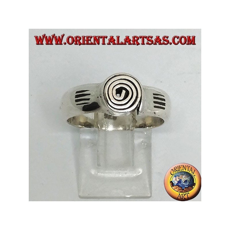 Anillo de plata con espiral central hecha a mano.