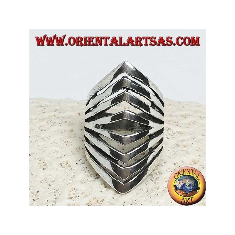 Silberring mit progressiven Rautenschnitzereien