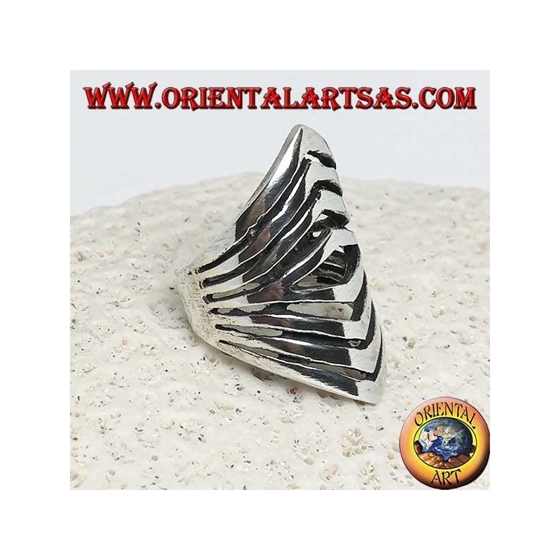 Silver ring with progressive rhombus carvings
