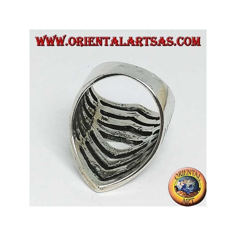 Silver ring with progressive rhombus carvings