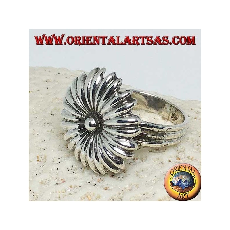 Bague en argent en forme de marguerite
