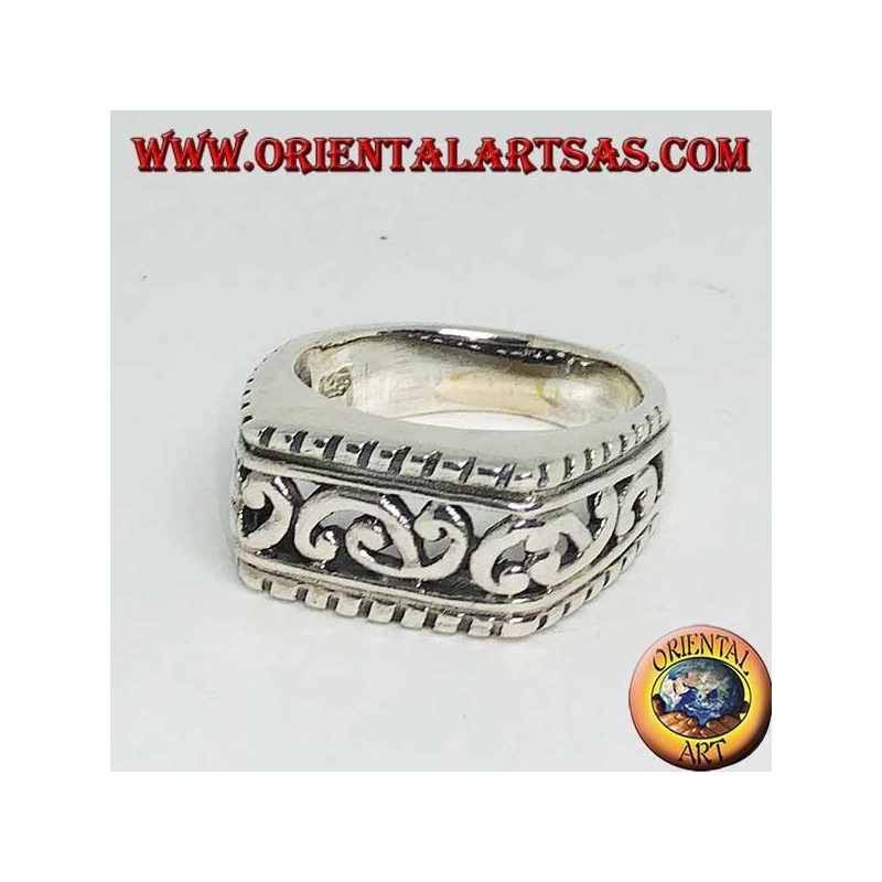 Anello in argento rettangolare in orizzontale con decorazioni barocche traforate