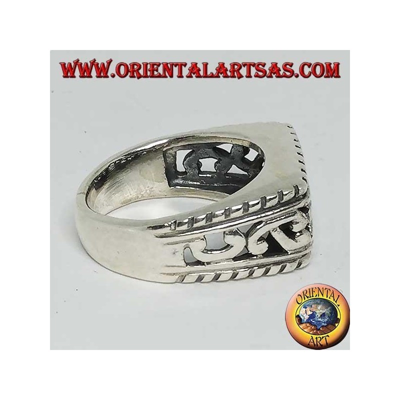Anillo horizontal rectangular de plata con decoraciones barrocas caladas