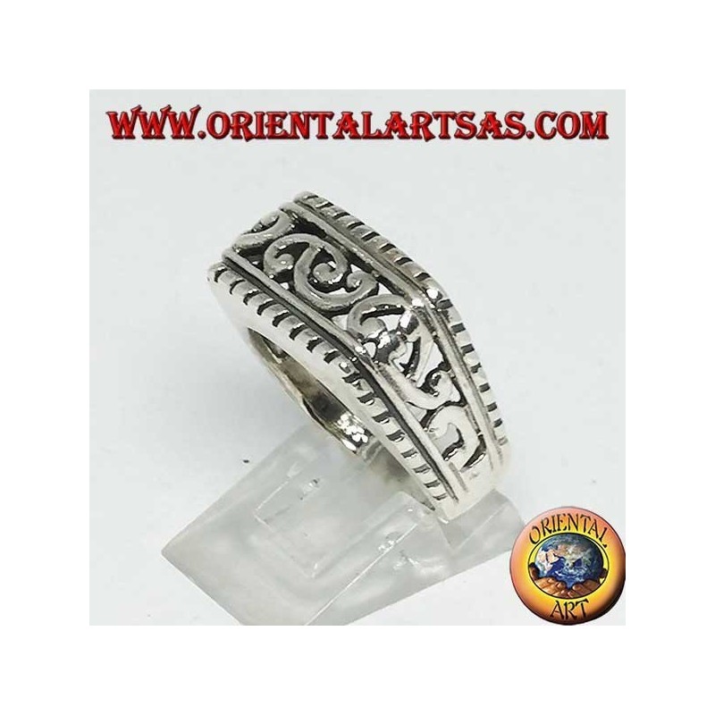 Anello in argento rettangolare in orizzontale con decorazioni barocche traforate