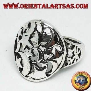 Anillo redondo de plata calado con estrellas y lunas.