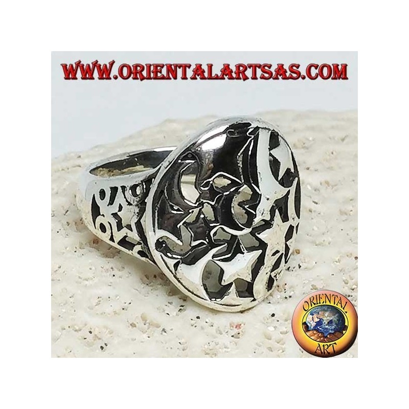 Anillo redondo de plata calado con estrellas y lunas.