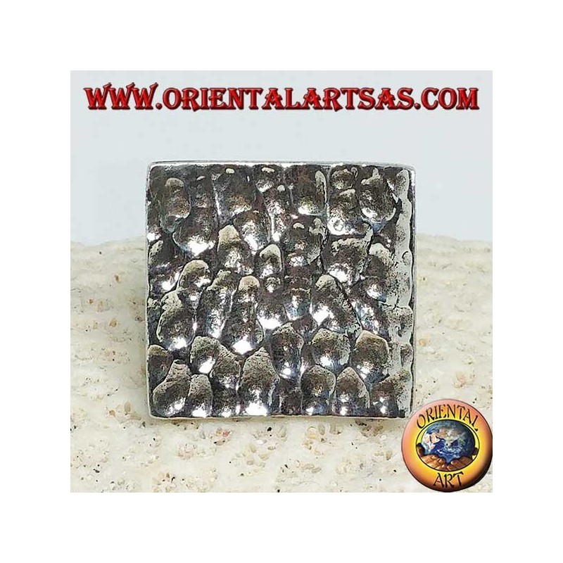 Anello in argento quadrato concavo e martellato grande