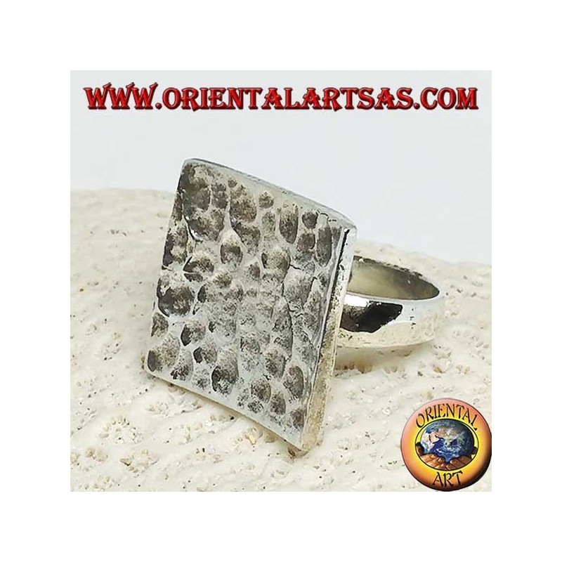 Anello in argento quadrato concavo e martellato grande