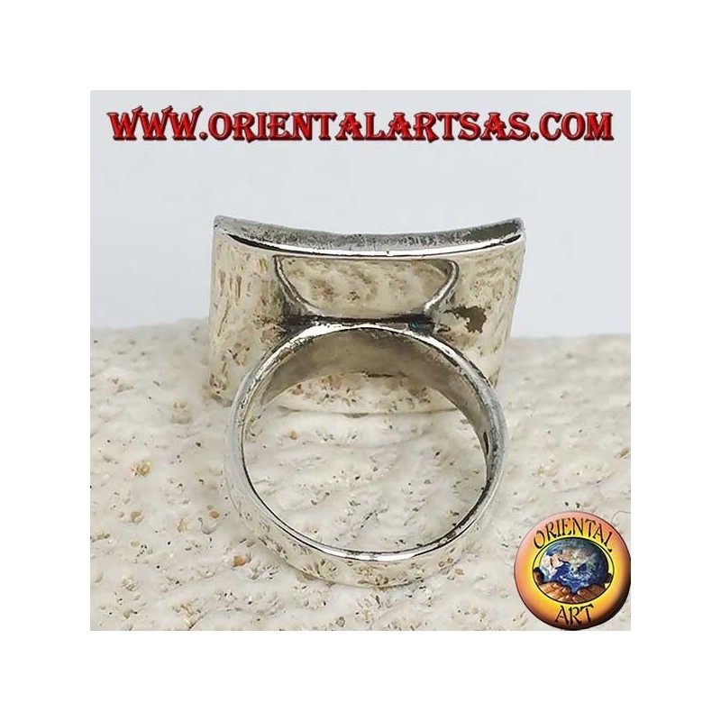 Gran anillo de plata cuadrado cóncavo y martillado