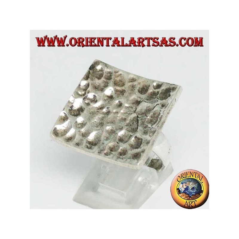 Gran anillo de plata cuadrado cóncavo y martillado