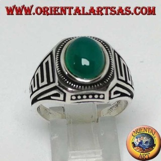 Anillo de plata con cabujón de ágata verde ovalada y ondas de bajo relieve en los lados.
