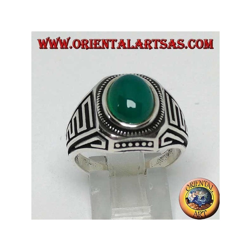 Anello in argento con agata verde ovale a cabochon e onde in bassorilievo sui lati