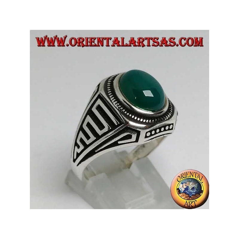 Anello in argento con agata verde ovale a cabochon e onde in bassorilievo sui lati