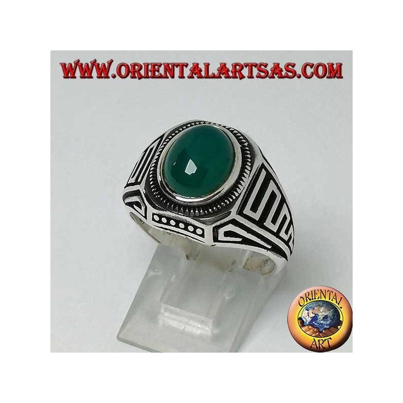 Bague en argent avec cabochon en agate verte ovale et vagues en bas relief sur les côtés