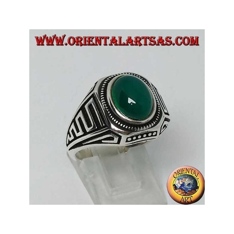 Anillo de plata con cabujón de ágata verde ovalada y ondas de bajo relieve en los lados.