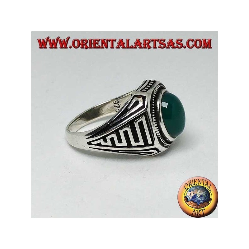 Bague en argent avec cabochon en agate verte ovale et vagues en bas relief sur les côtés