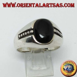 bague en argent avec onyx ovale et points en bas-relief sur les côtés
