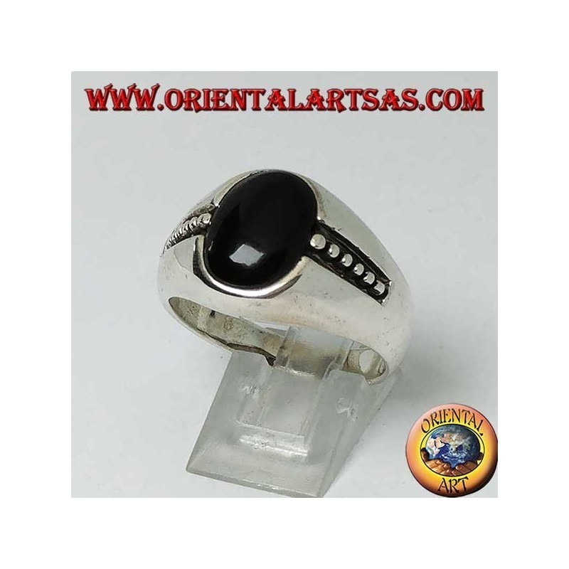 bague en argent avec onyx ovale et points en bas-relief sur les côtés