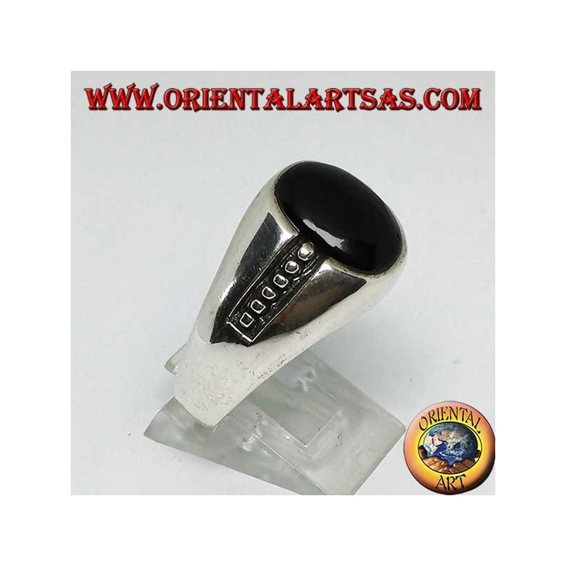 bague en argent avec onyx ovale et points en bas-relief sur les côtés