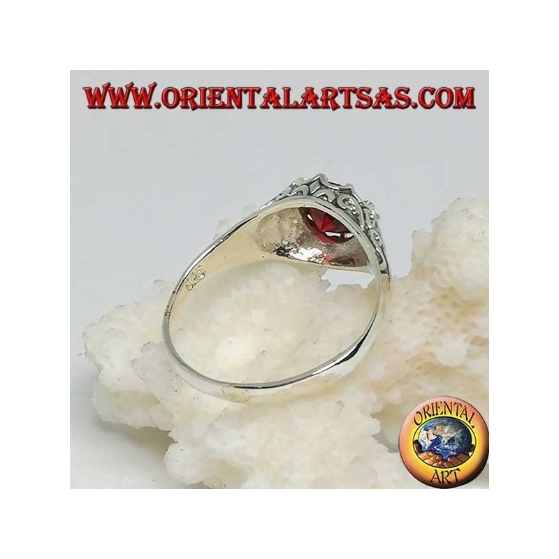 Bague en argent incrusté avec un ensemble de zircons grenat