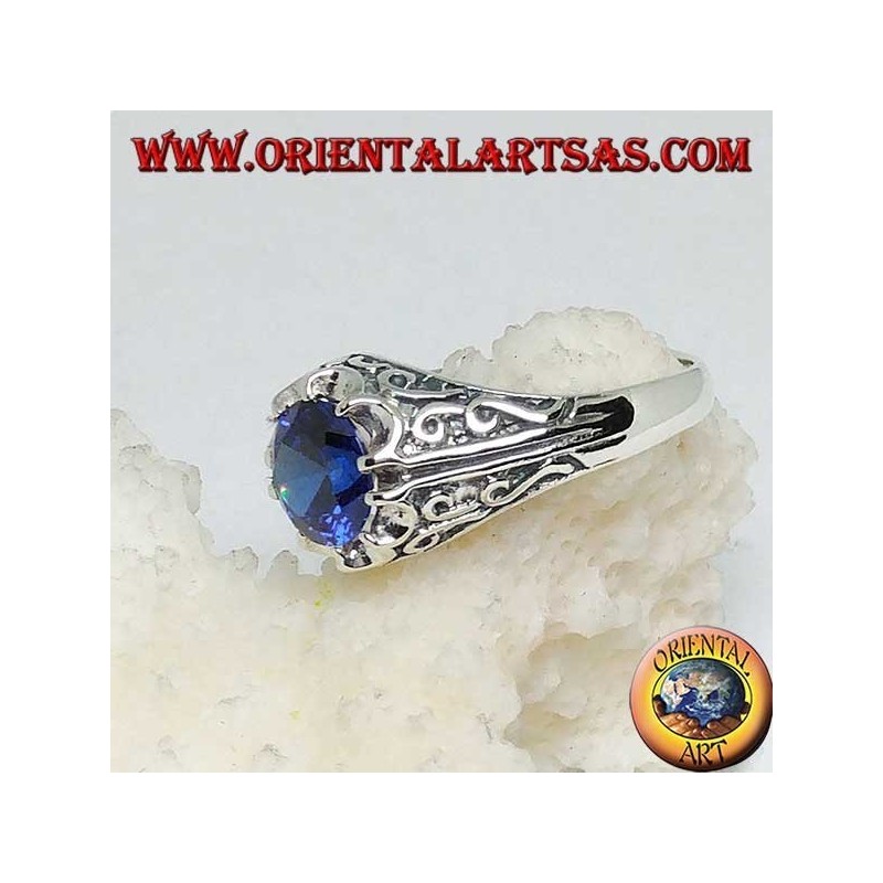 Anillo de plata con incrustaciones con circón de zafiro incrustado