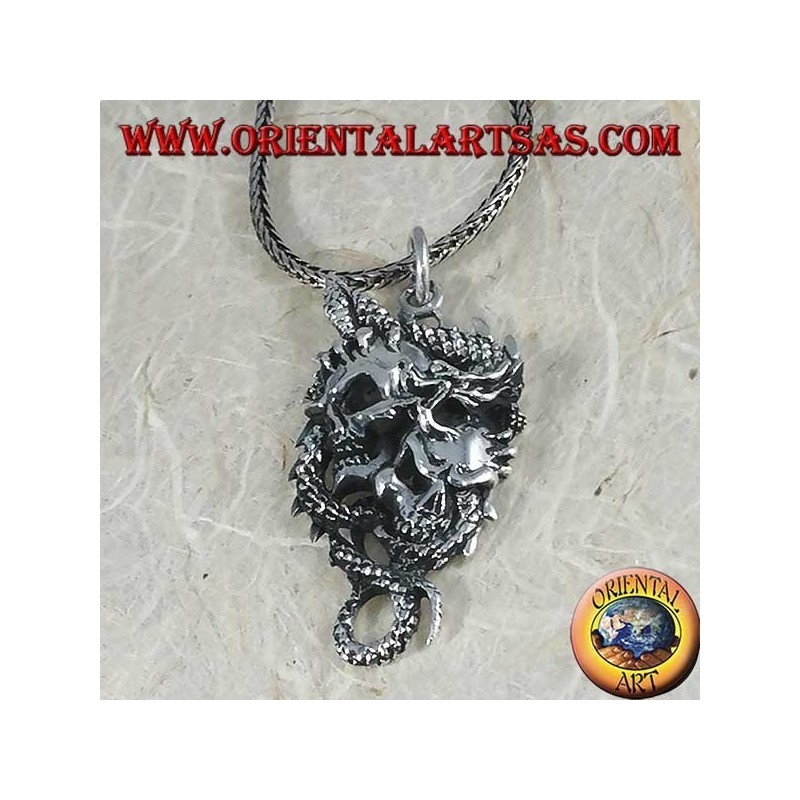 Pendentif dragon en argent avec deux crânes