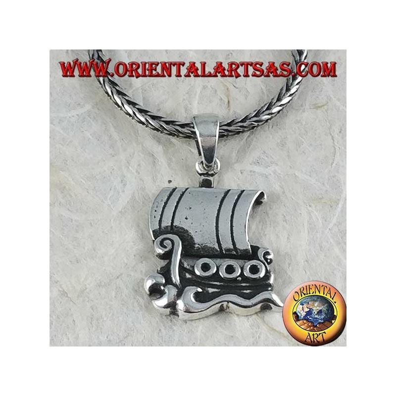 Pendentif en argent, navire de guerre de la Grèce antique