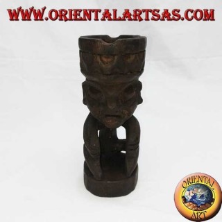 Cenicero en la corona del hombre tribal en madera de teca