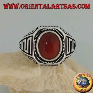 Anello in argento con corniola ovale a cabochon e onde in bassorilievo sui lati