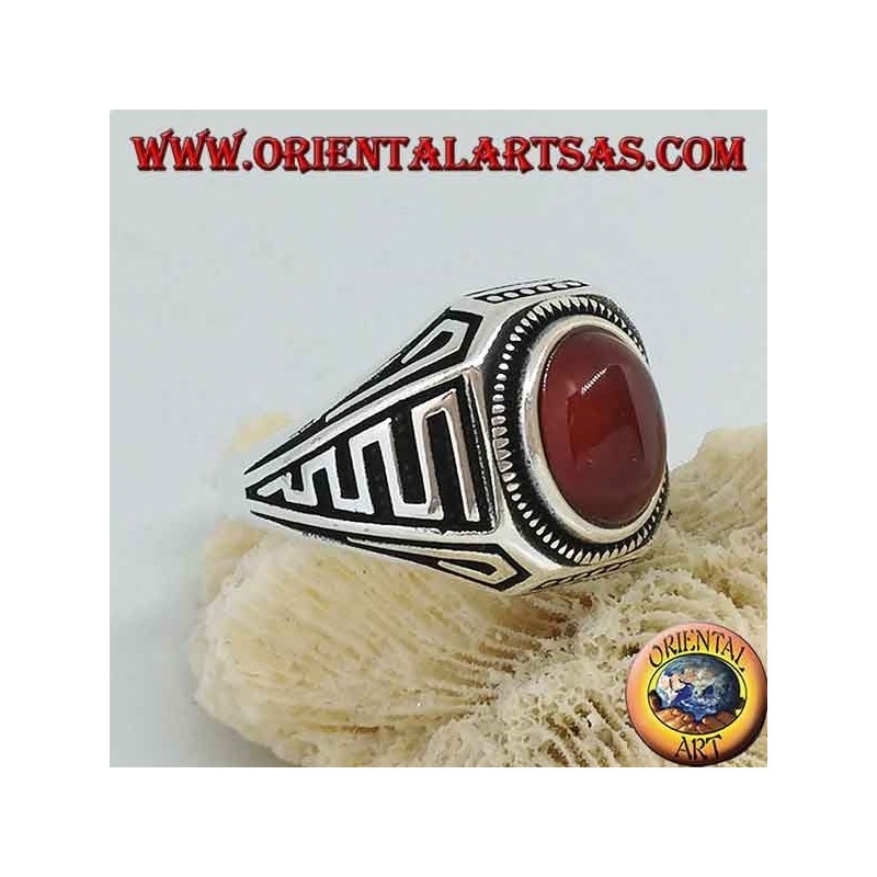 Anillo de plata con cornalina ovalada cabujón y ondas en bajorrelieve en los lados