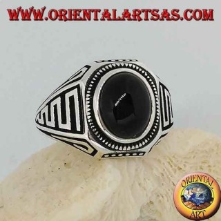 Silberring mit ovalem Cabochon-Onyx und Wellen im Basrelief an den Seiten