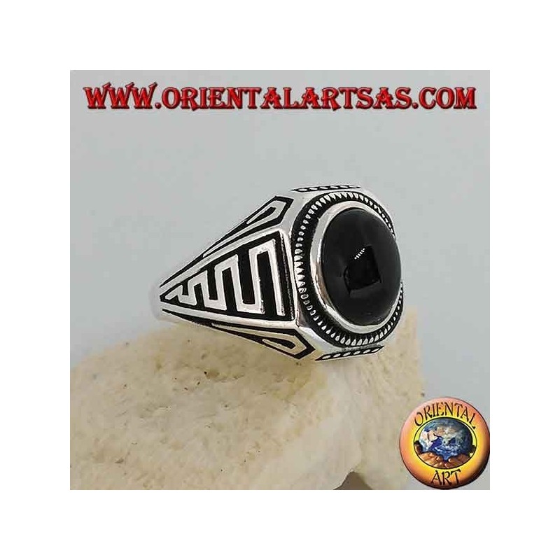 Silberring mit ovalem Cabochon-Onyx und Wellen im Basrelief an den Seiten