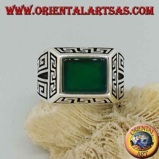 Anillo de plata con ágata verde rectangular, rodeado de bajorrelieves griegos