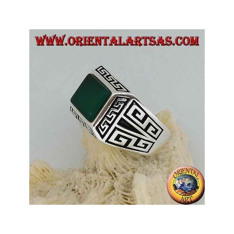 Anillo de plata con ágata verde rectangular, rodeado de bajorrelieves griegos