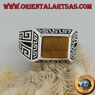 Anillo de plata con ojo de tigre rectangular, rodeado de trastes griegos en bajorrelieve